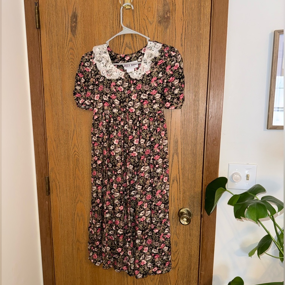Vintage 80s Girls Floral Dress with Lace Collar
